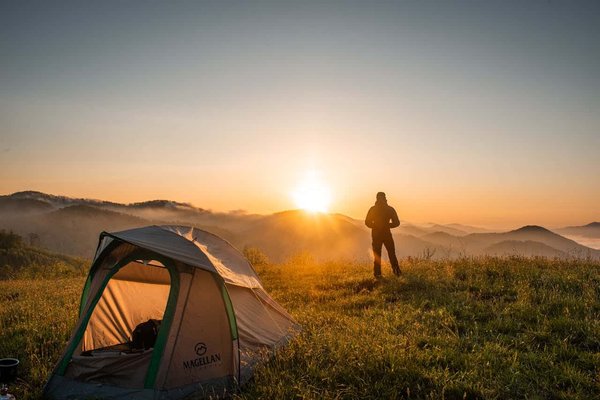Comment planifier un camping en zones protégées tout en contribuant à la conservation?